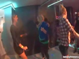 Slutty kanak-kanak perempuan menari erotically dalam yang kelab
