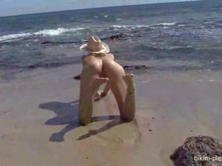 Sarah stripping ved den strand