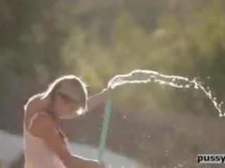 Joven adolescente jugando con agua burlas coño