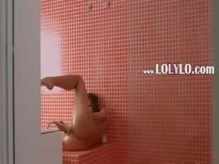 Magnifique fille comme une modèle en une douche