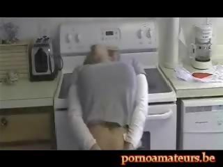 Freude masturbatingin die küche
