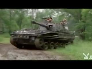 নগ্ন অপেশাদার ড্রাইভিং একটি tank!