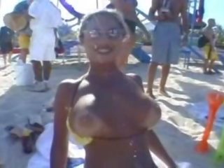 Caliente culturista chavala en la playa lata hacer su tetas jump