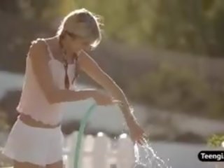 Smulkus paauglys blondinė gina vaidina su a waterhose lauke