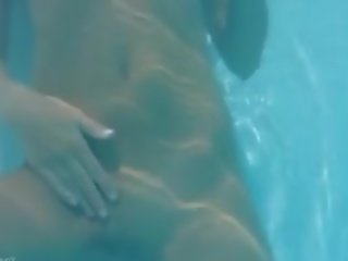 Зіпсована дівчина позування в в басейн