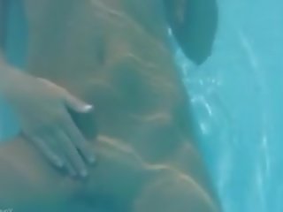 Marota gaja a posar em o piscina